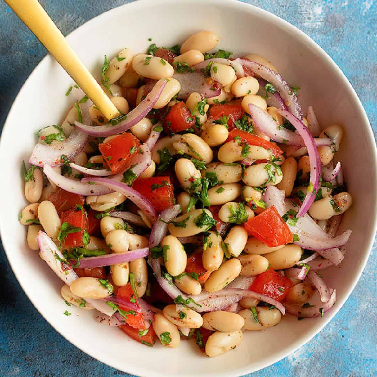 This Turkish white bean salad is ready in just 10 minutes. It's an easy and tasty side dish that pairs nicely with many Mediterranean flavors.
