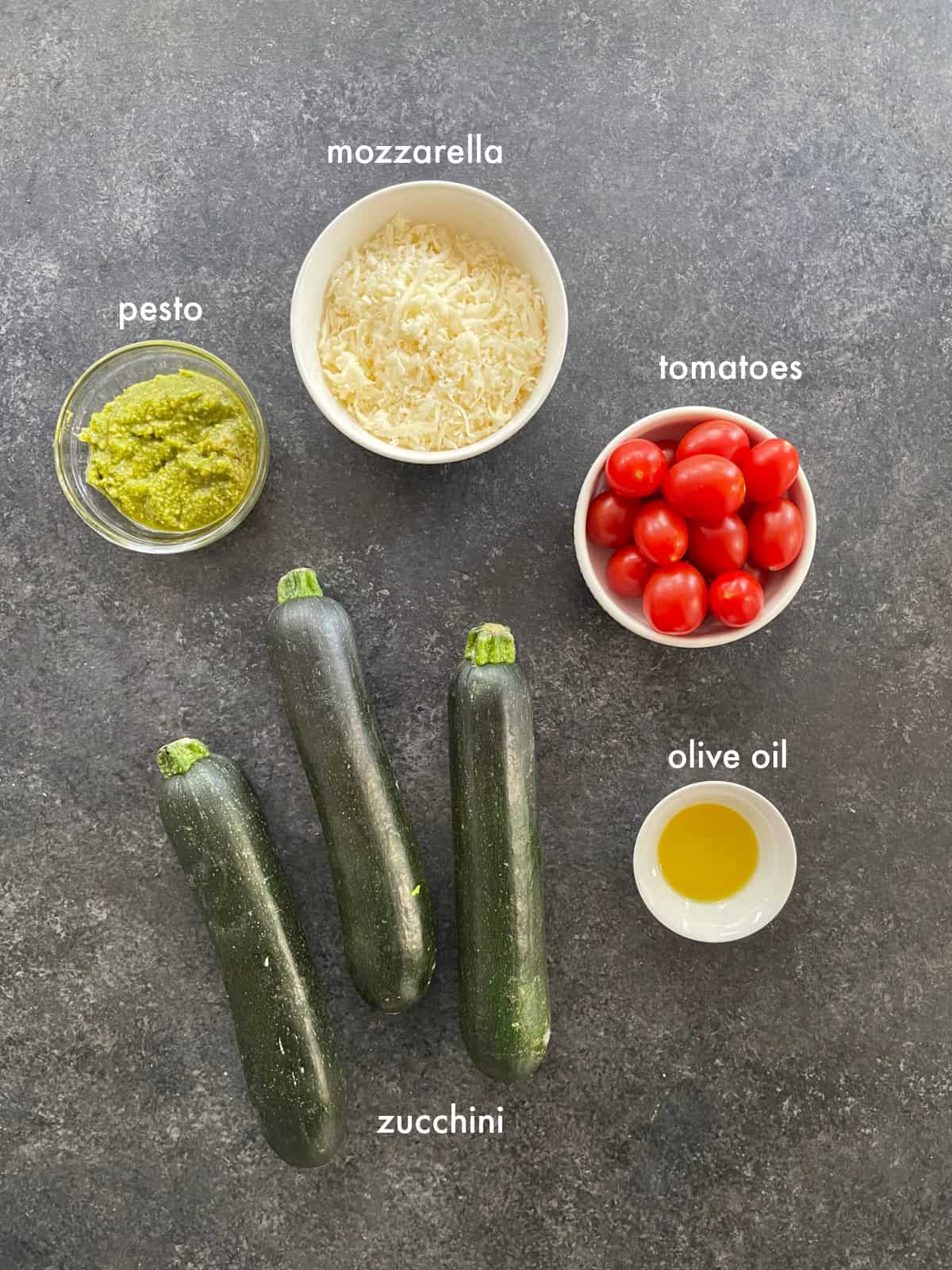 To make this recipe you need zucchini, mozzarella, pesto, tomatoes and olive oil. 