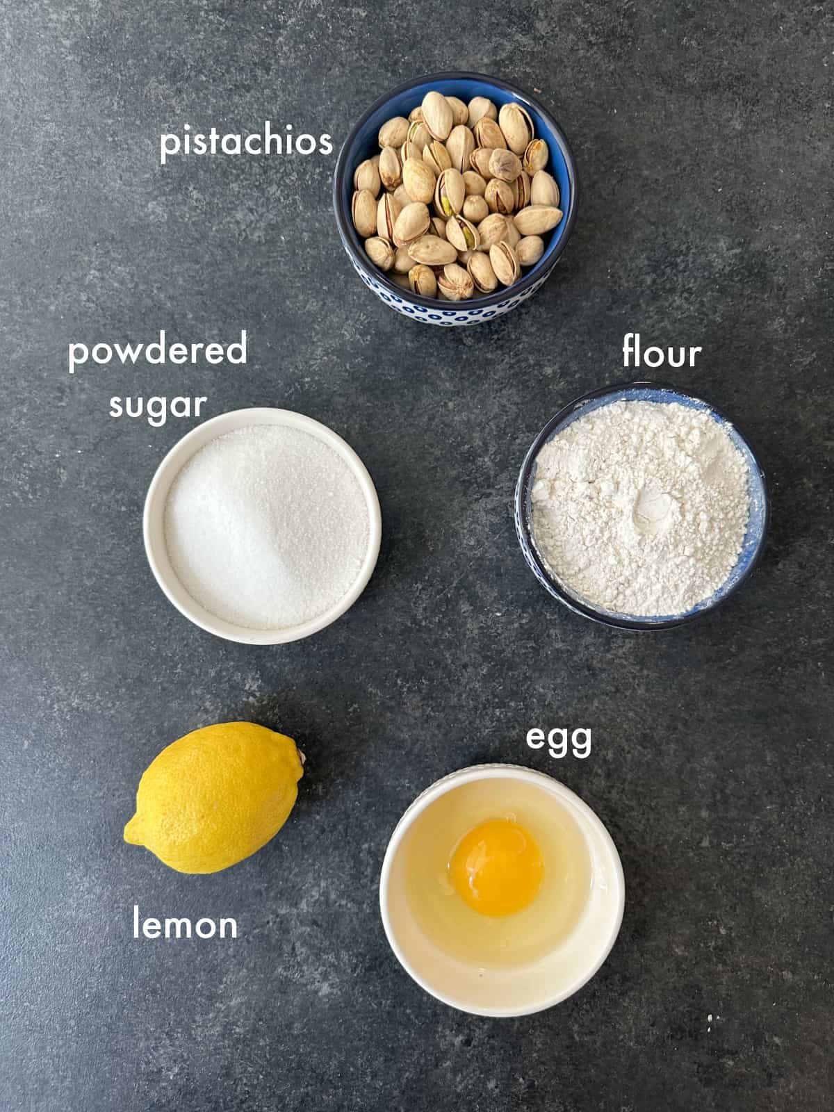 To make this recipe you need pistachios, powdered sugar, flour, egg and lemon. 