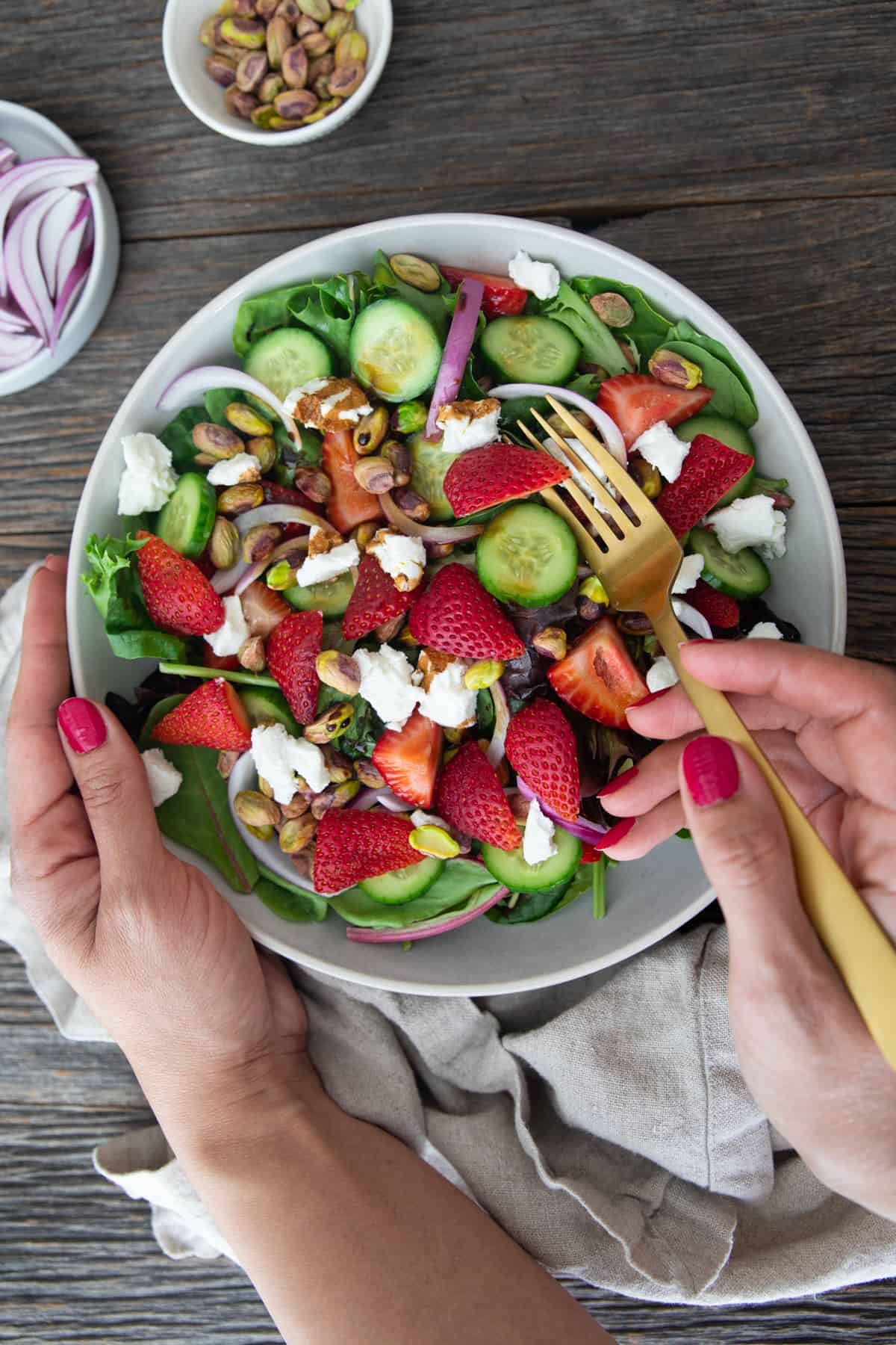 This strawberry salad with goat cheese and pistachios is ready in 10 minutes. It's packed with flavors and perfect for any occasion.
