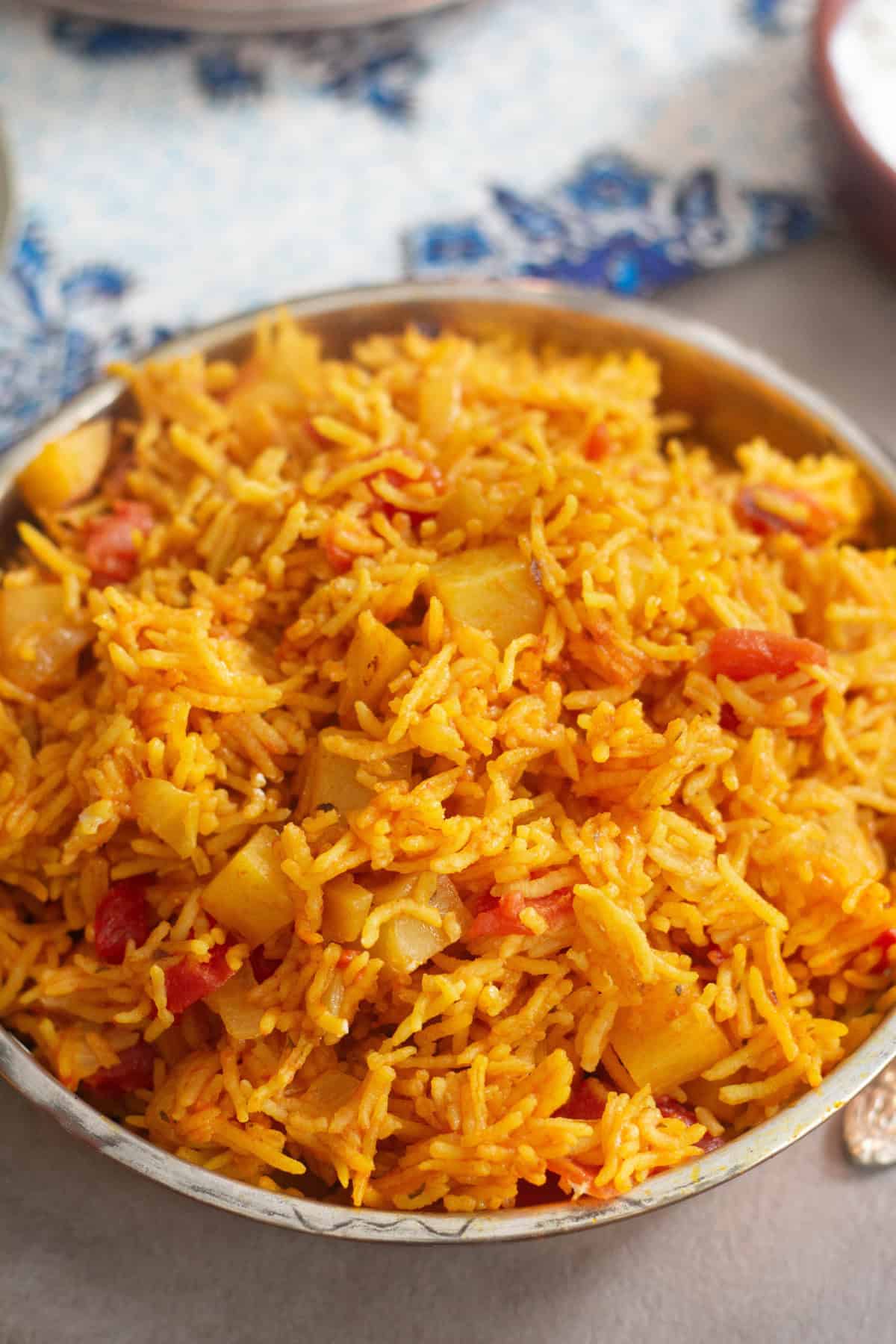 This dish contains tomatoes and potatoes, making it a complete vegetarian meal. 