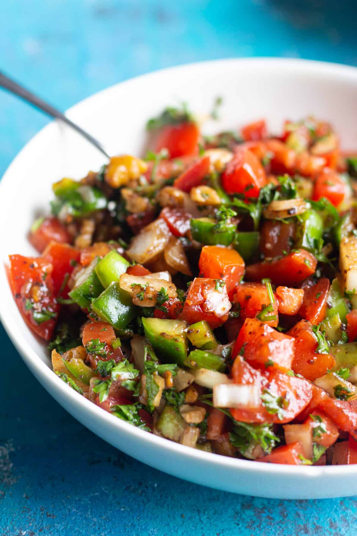 Turkish tomato salad made with fresh, plump tomatoes, cucumbers and crunchy walnuts is absolutely delicious. Flavored with pomegranate molasses and ready in 15 minutes, this is the perfect side dish.
