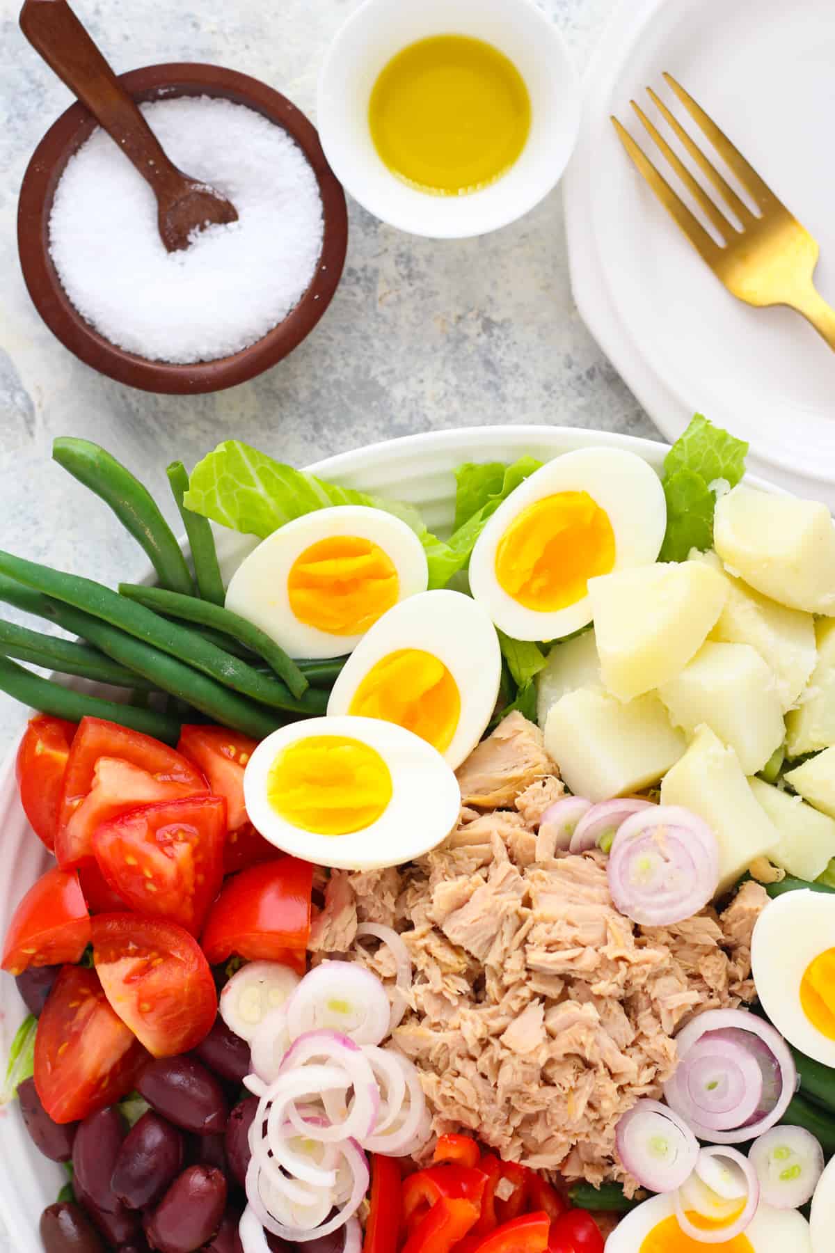 Tuna nicoise salad can be served as lunch or dinner. 