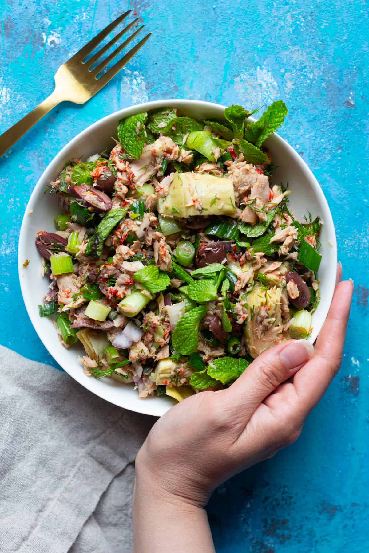 Ditch the mayonnaise and try this Mediterranean tuna salad. This no mayo tuna salad is packed with delicious ingredients like artichokes and herbs. 