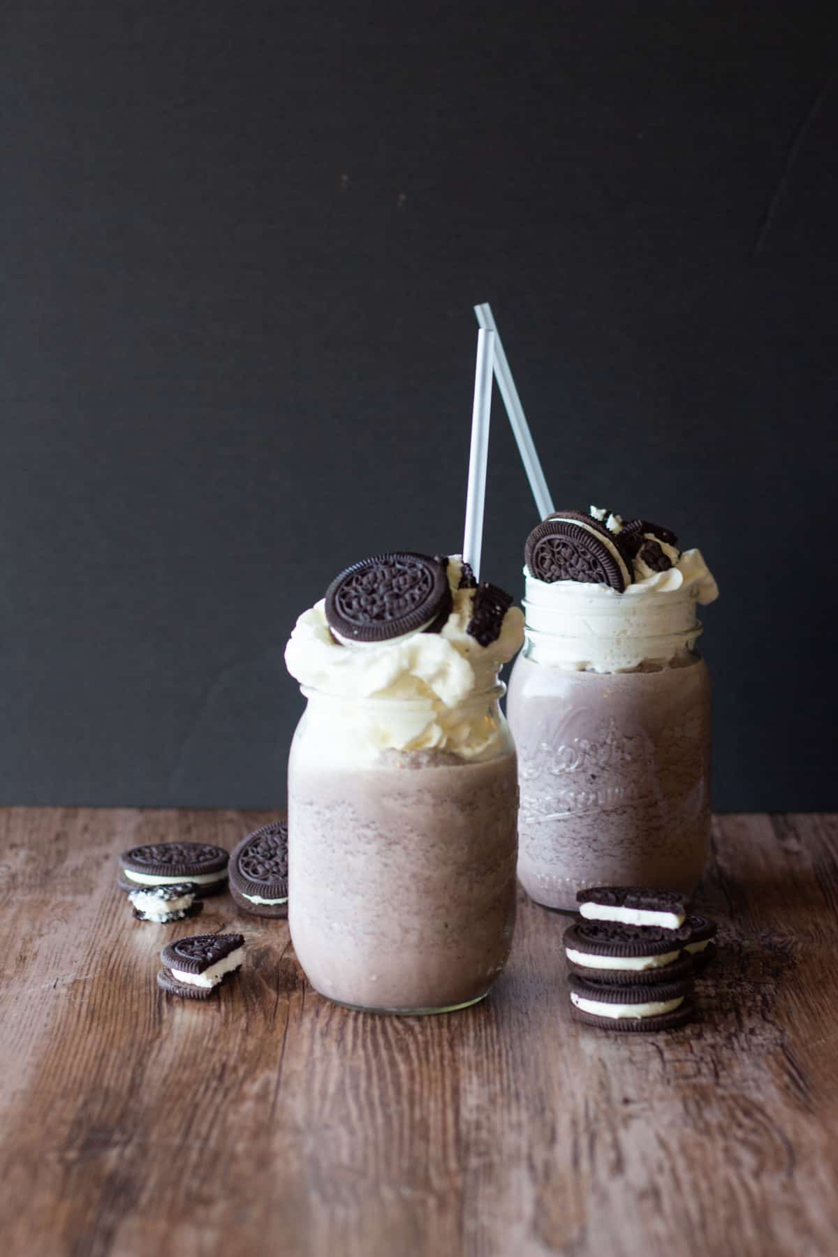 With some oreos, ice cream and milk you can have the most delicious oreo milkshake! 