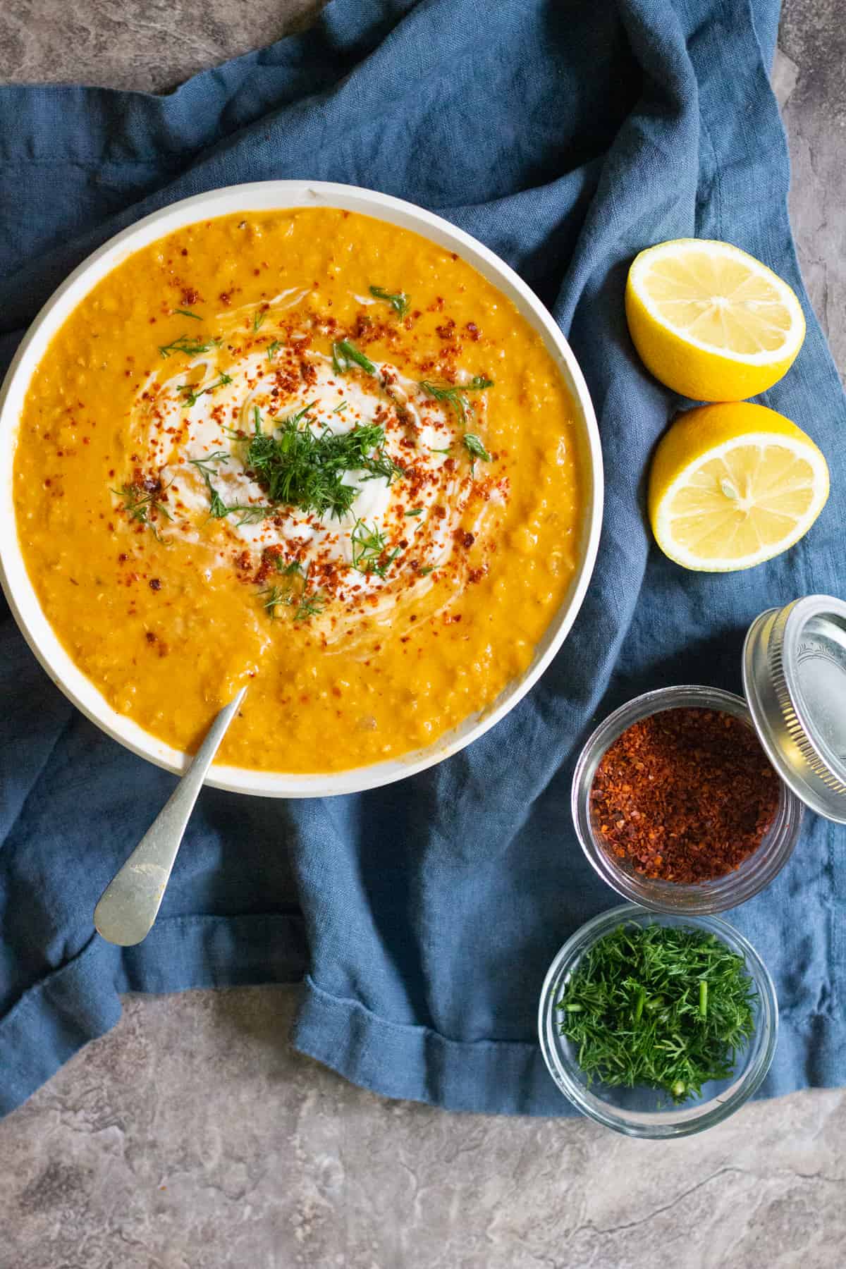 Serve vegan curry lentil soup with dill and peppers and lemon.