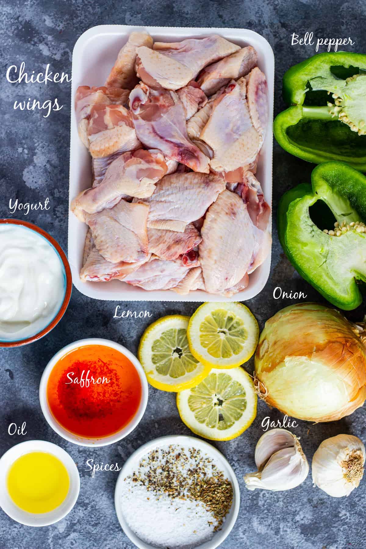 To make this recipe you need chicken wings, yogurt, saffron, lemon, onion, green bell pepper, olive oil, salt, pepper and garlic. 