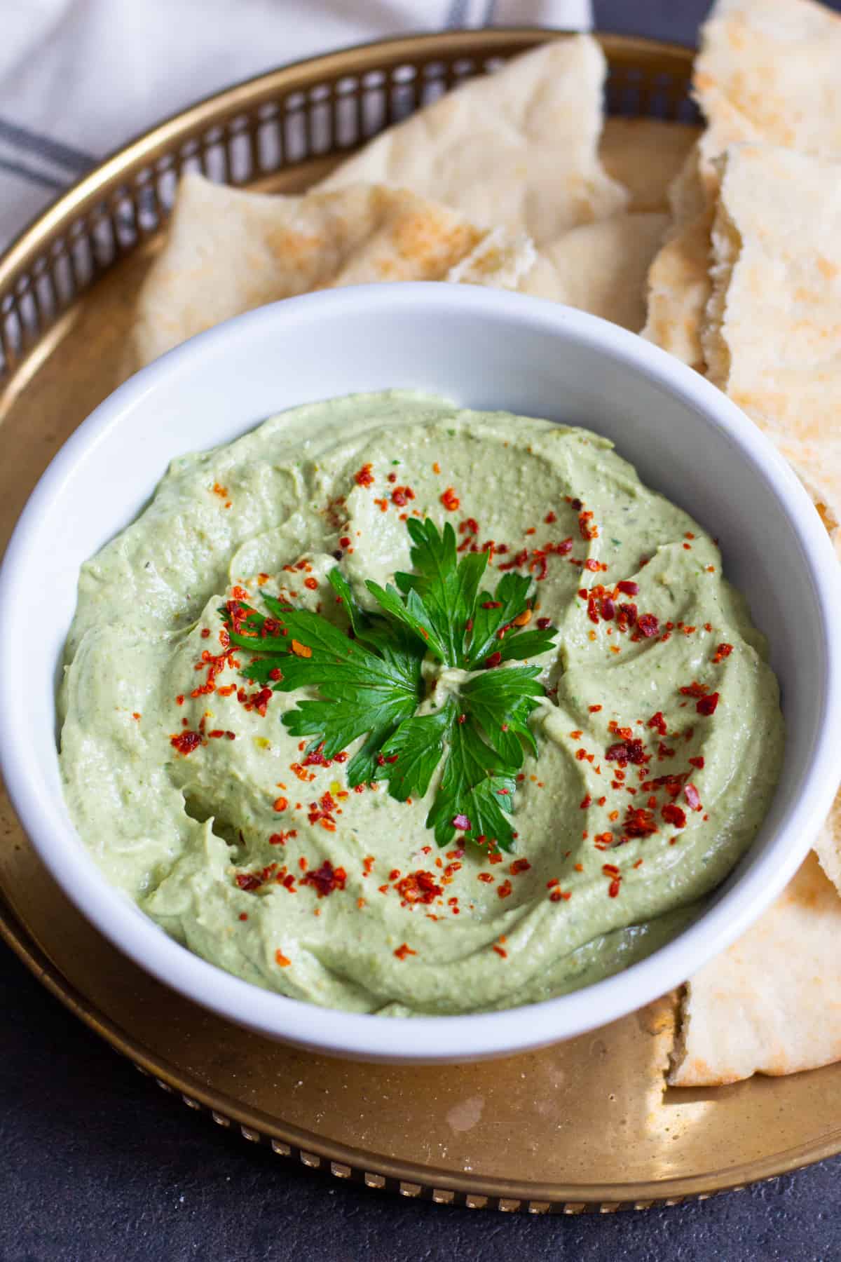 An easy avocado dip with walnuts and pistachios. 