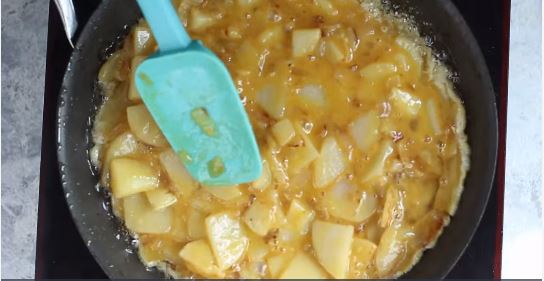 Using a spatula, spread the potatoes evenly and let it cook for 10 minutes.