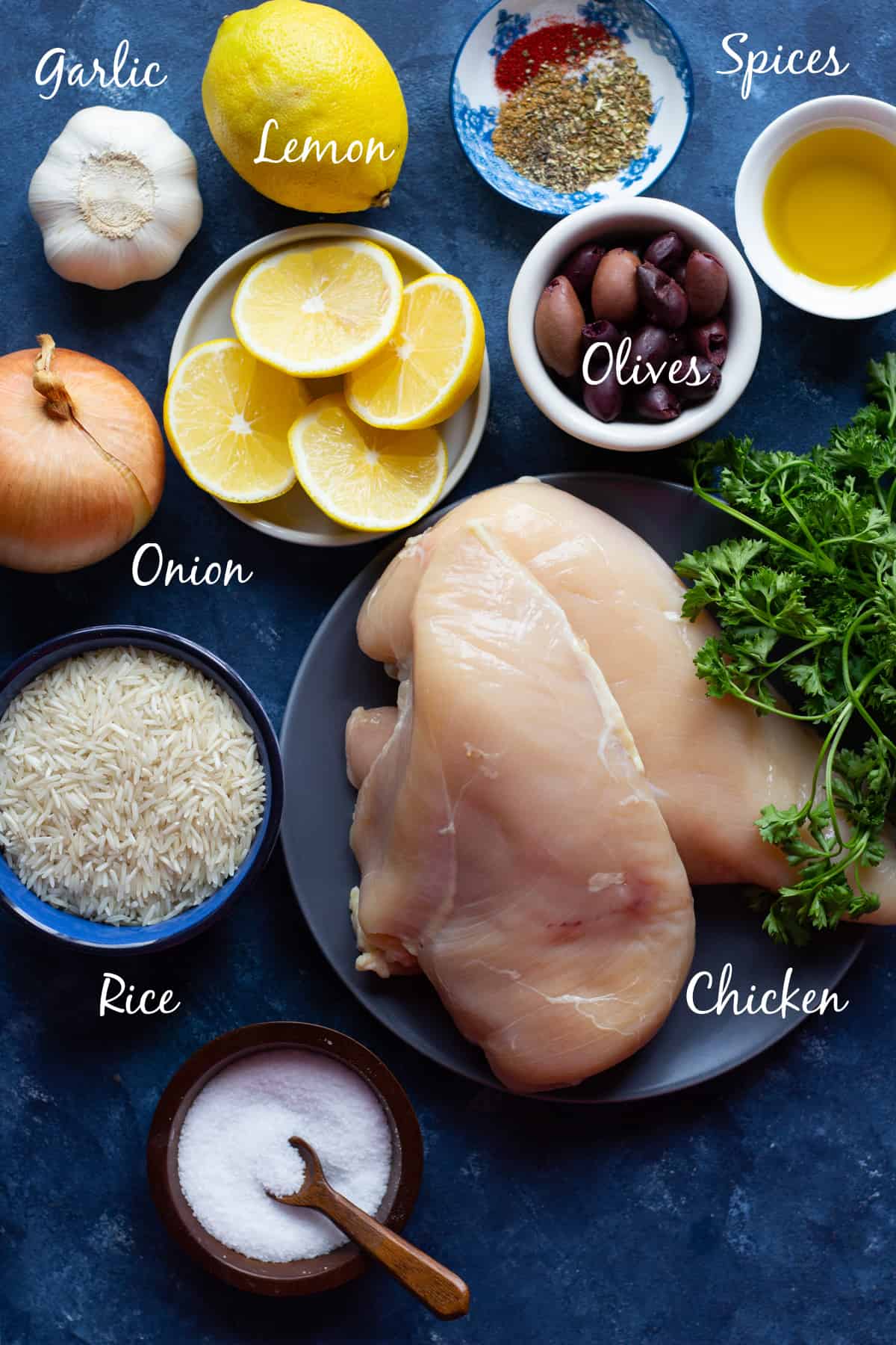 Ingredients to make this recipe are chicken, rice, onion, garlic, olives, olive oil, spices and lemon