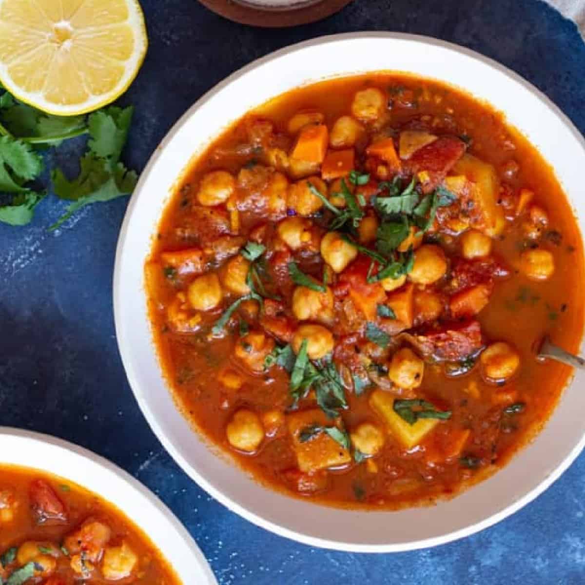 easy healthy dinner ideas -Moroccan chickpea stew is made with simple ingredients and flavored with warm spices. It’s easy and ready in no time!
