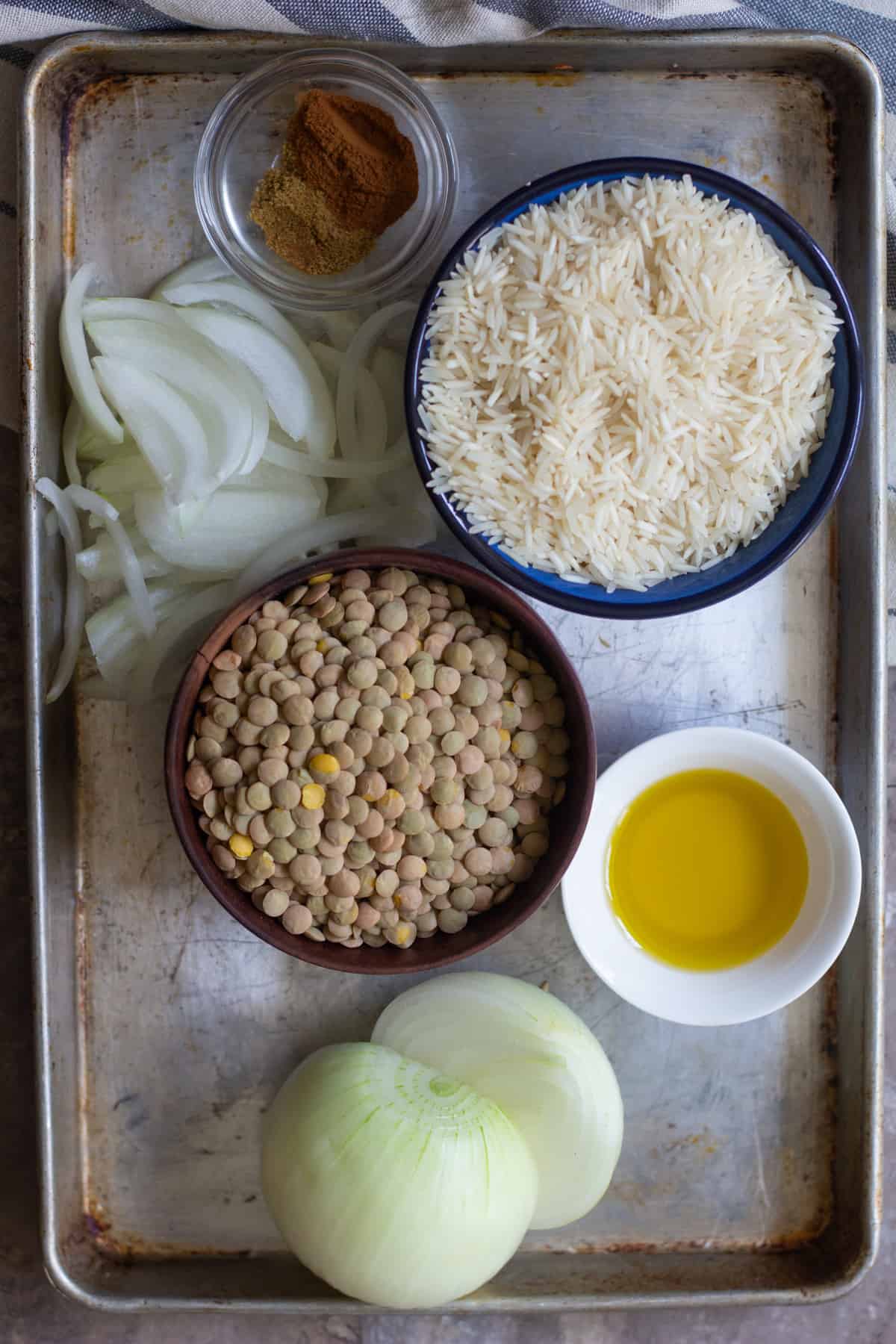 Ingredients to make Lebanese rice and lentils are rice, lentils, onion, olive oil, cinnamon and cumin. 