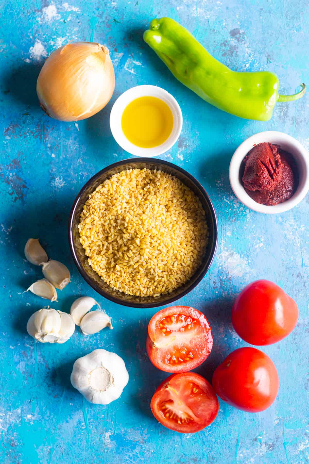 To make turkish bulgur you need bulgur, olive oil, onion, tomatoe, pepper, tomato paste and garlic. 