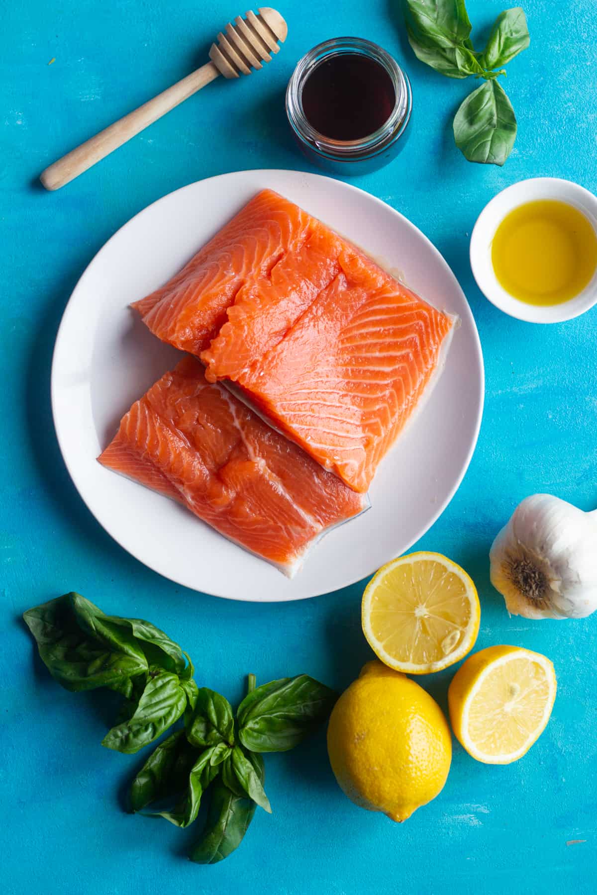the ingredients to make baked salmon in foil are salmon, honey, garlic, lemon juice, olive oil and basil. 