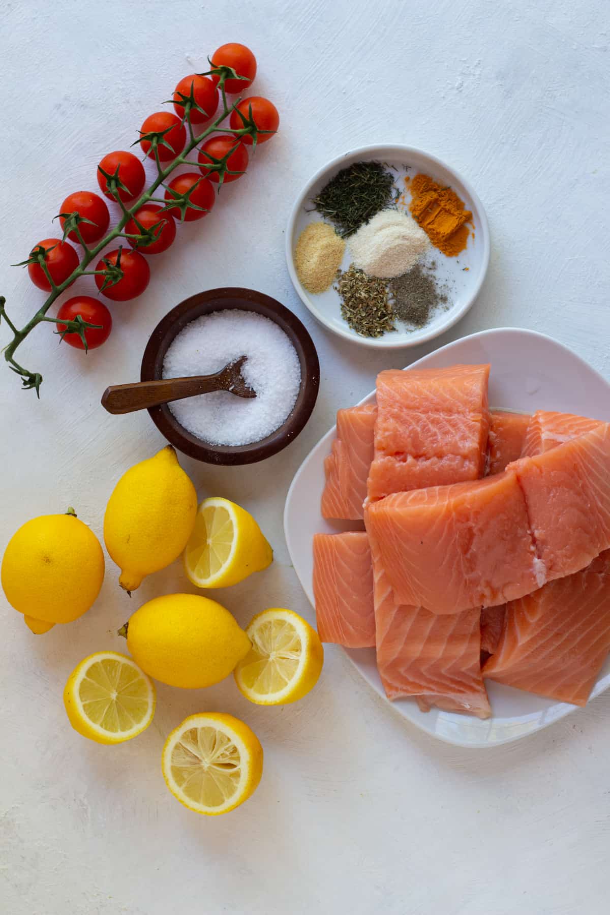 To make this recipe you need salmon, spices, salt, lemon and tomatoes.