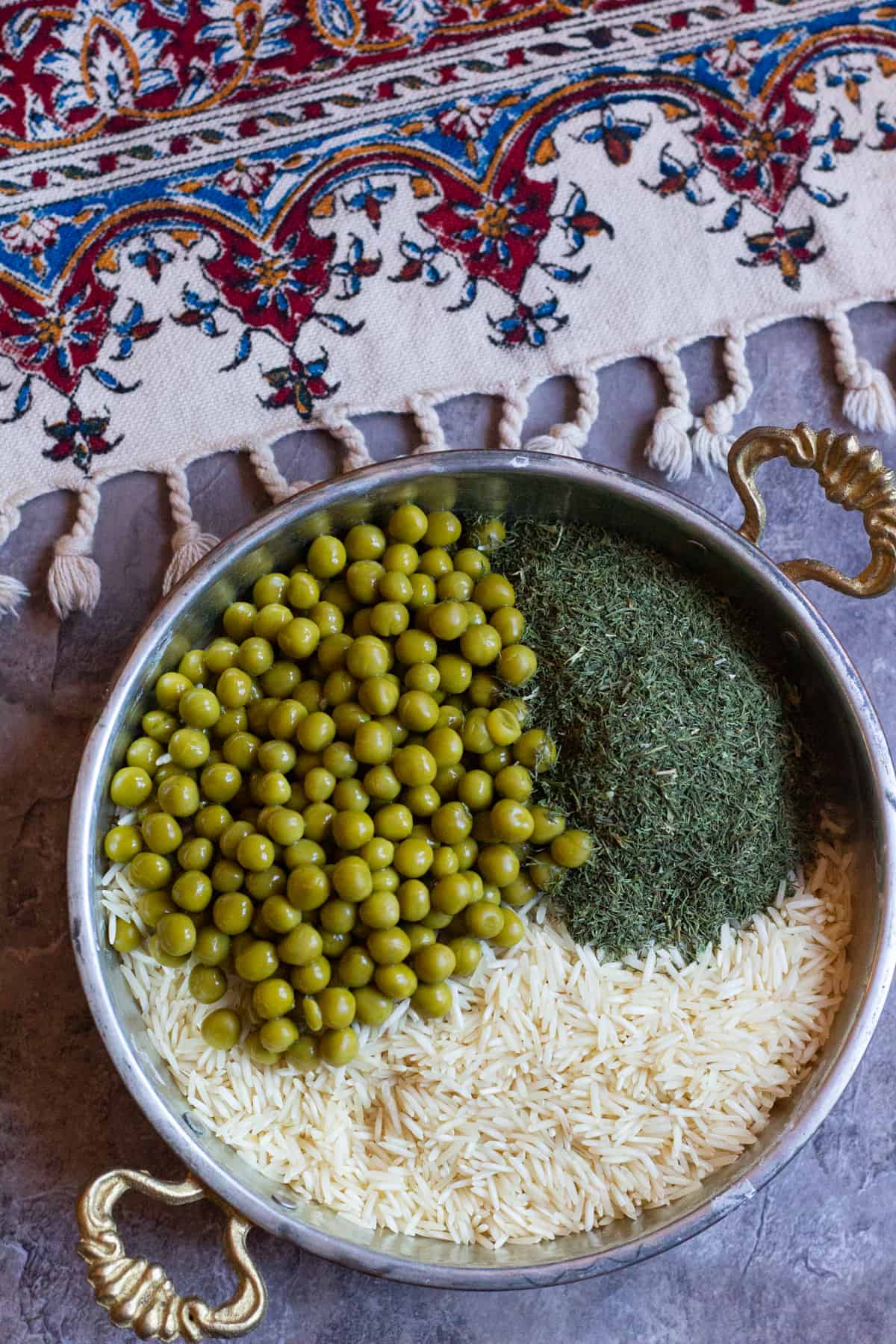 Place rice, dried dill weed and peas in a pot and fill with water.