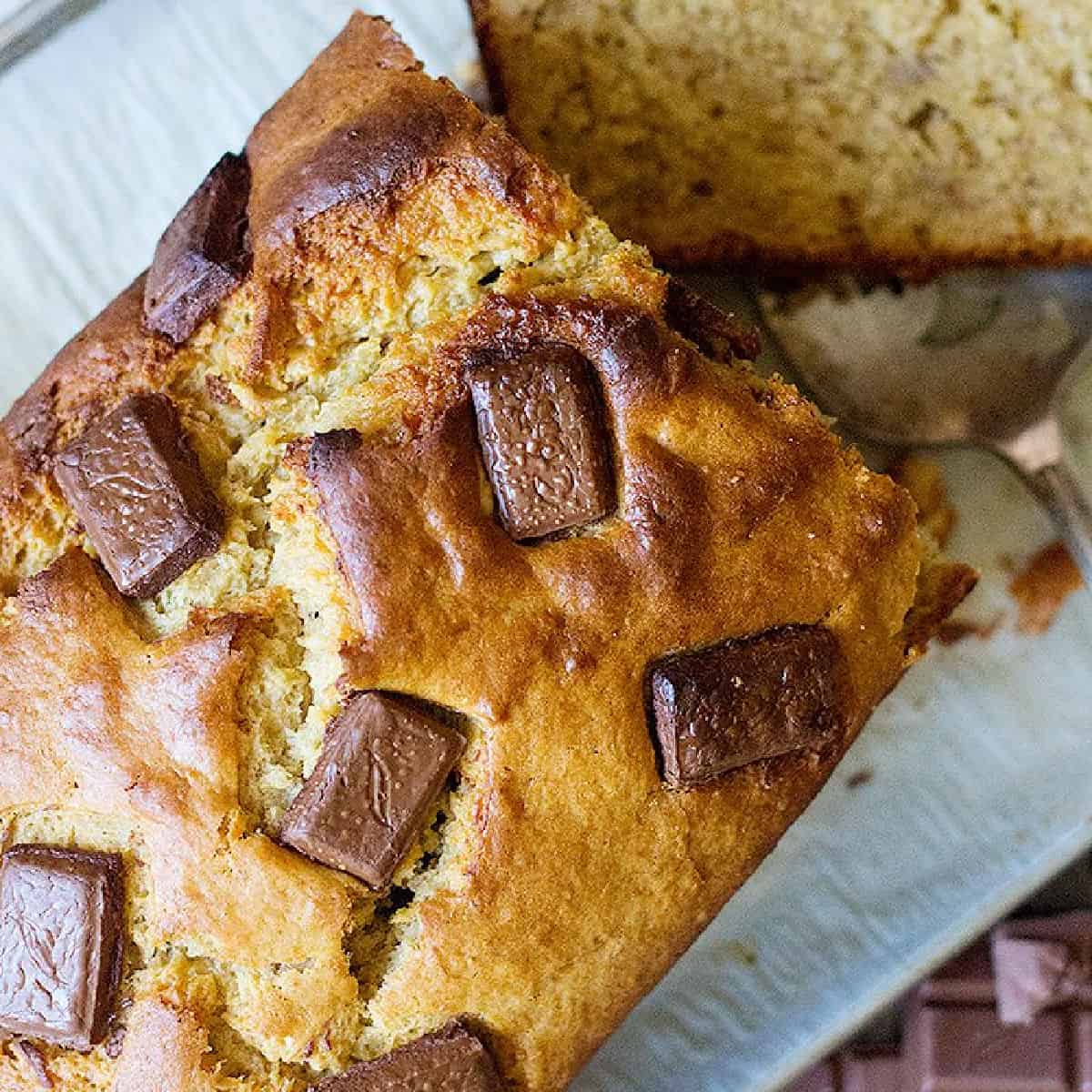 Peanut butter banana bread is a simple banana bread recipe that everyone loves. This moist banana bread with peanut butter is super simple and delicious. 
