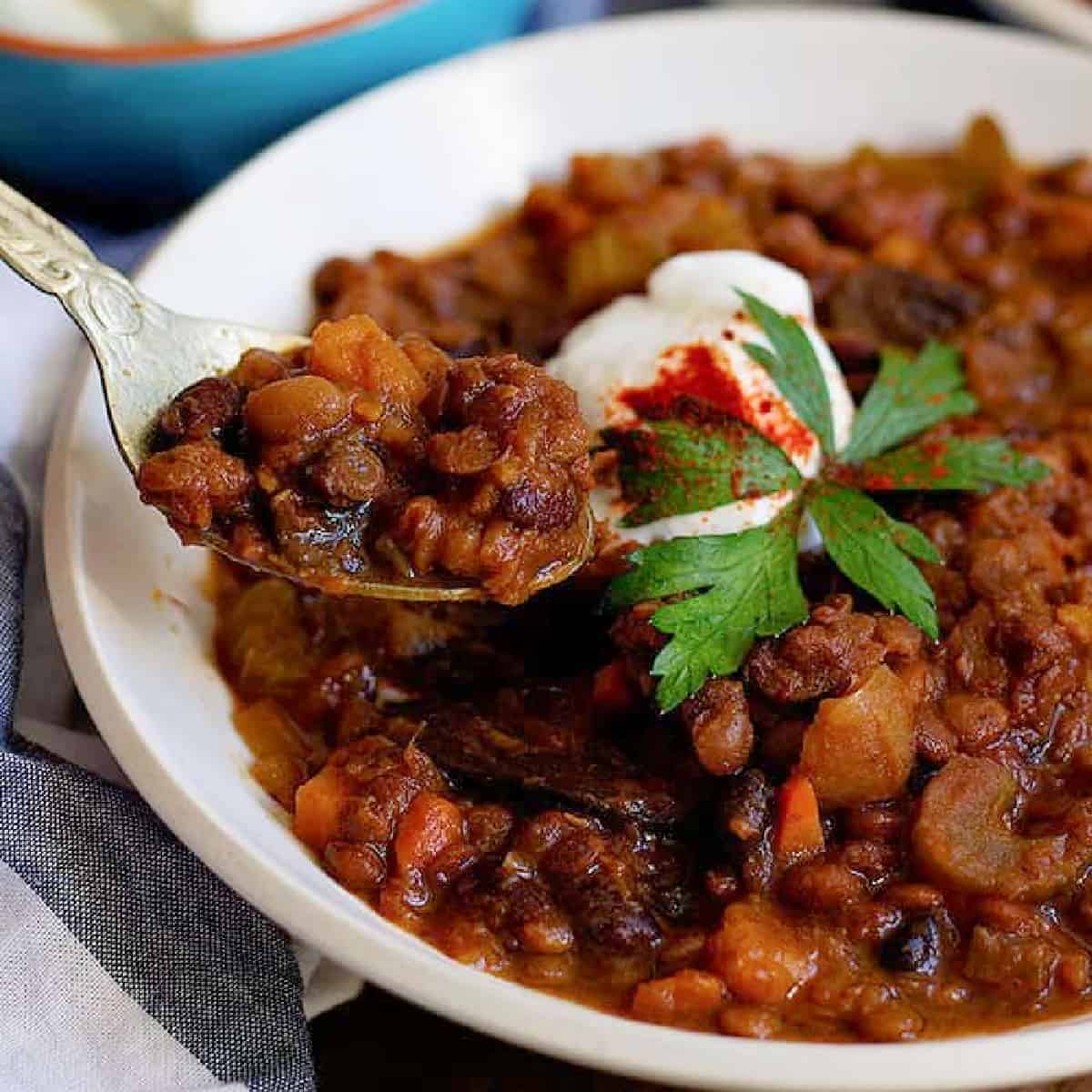 Have the best comfort food on your table in less than 30 minutes. This quick vegetarian chili is is ready in no time and is bursting with flavor! 
