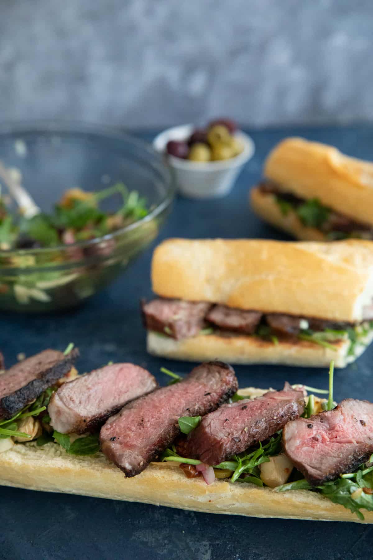 This steak sandwich is juicy, tasty and ready in 30 minutes. Served with a tasty arugula salad and a pesto sauce, every bite of this sandwich is delicious!
