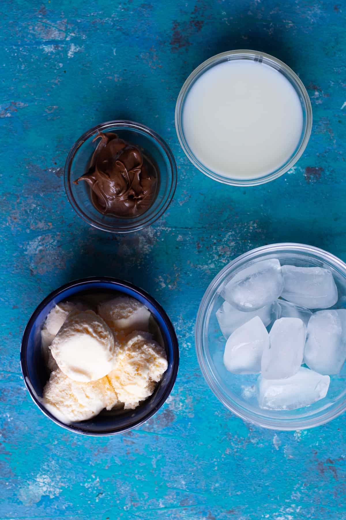 ingredients to make milkshake with nutella: nutella, milk, ice and ice cream