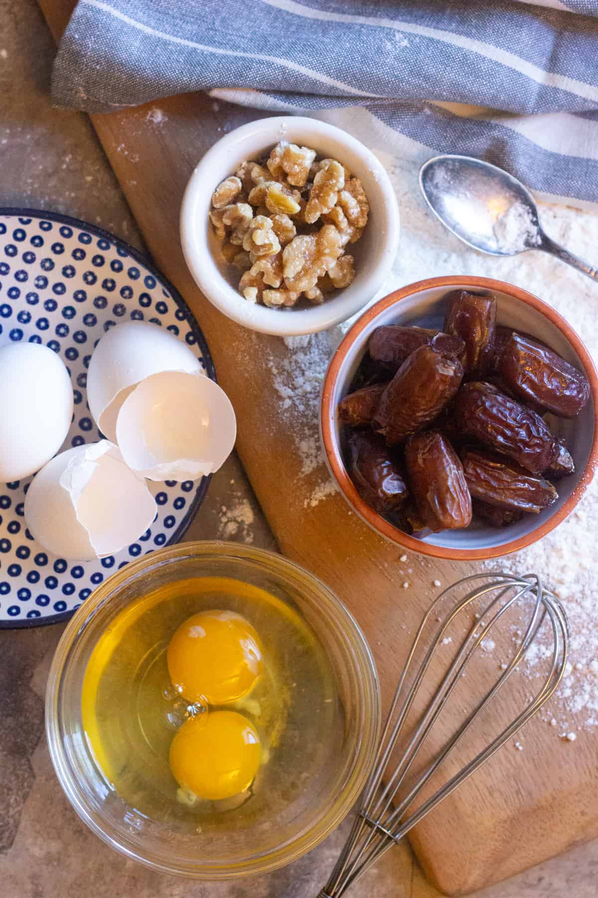 To make date and walnut cake you need eggs, dates, walnuts, flour, sugar and baking powder.