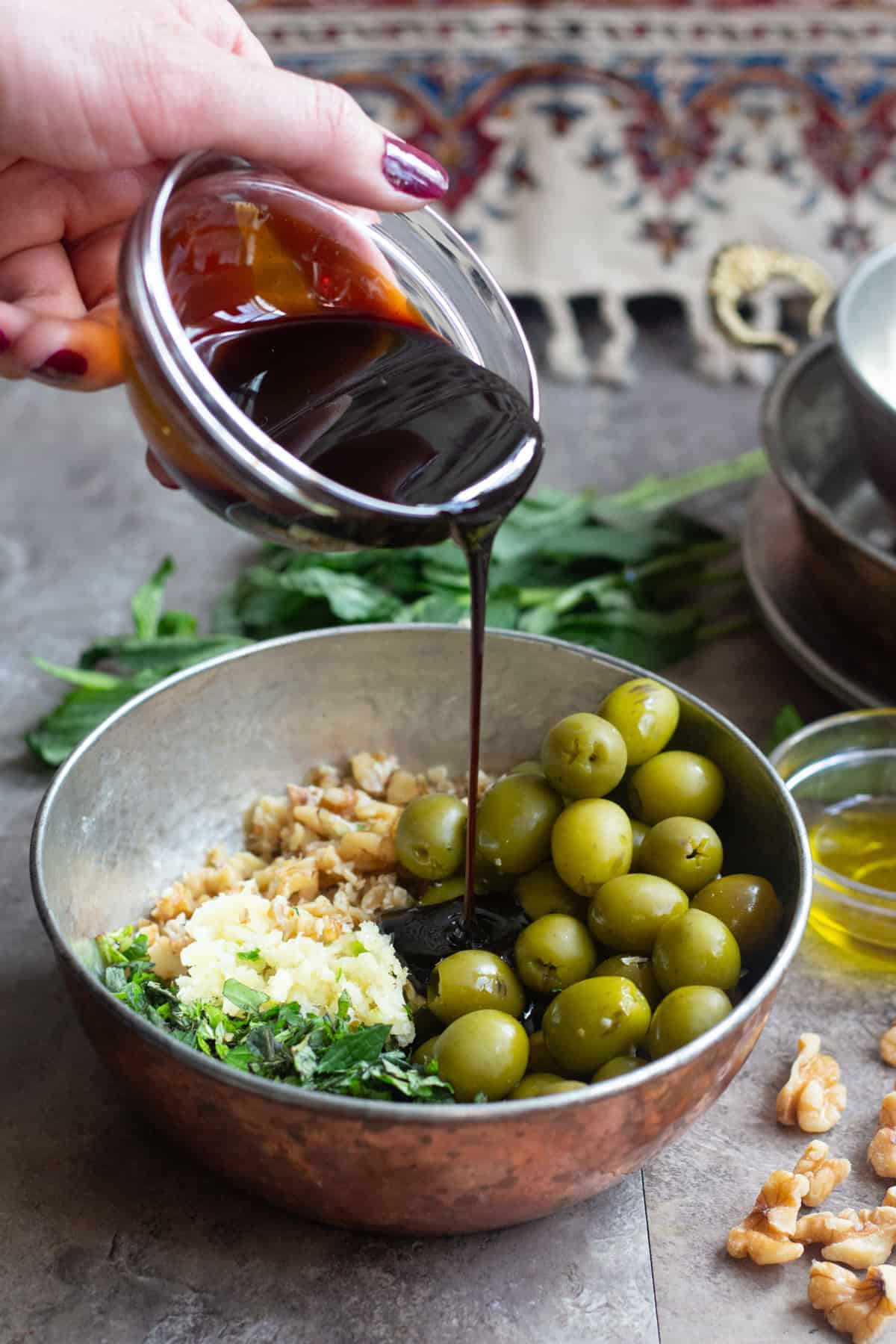 To make these marinated olives, mix all the ingredients, pour pomegranate molasses into the bowl and mix well.