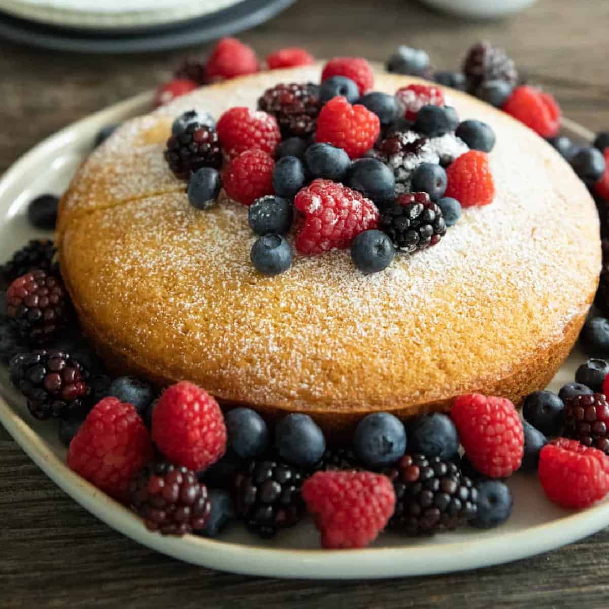 This olive oil cake recipe is a classic. You won't need much more than a few pantry staples, a bowl and a whisk! It's moist and perfect as a dessert or an afternoon snack.
