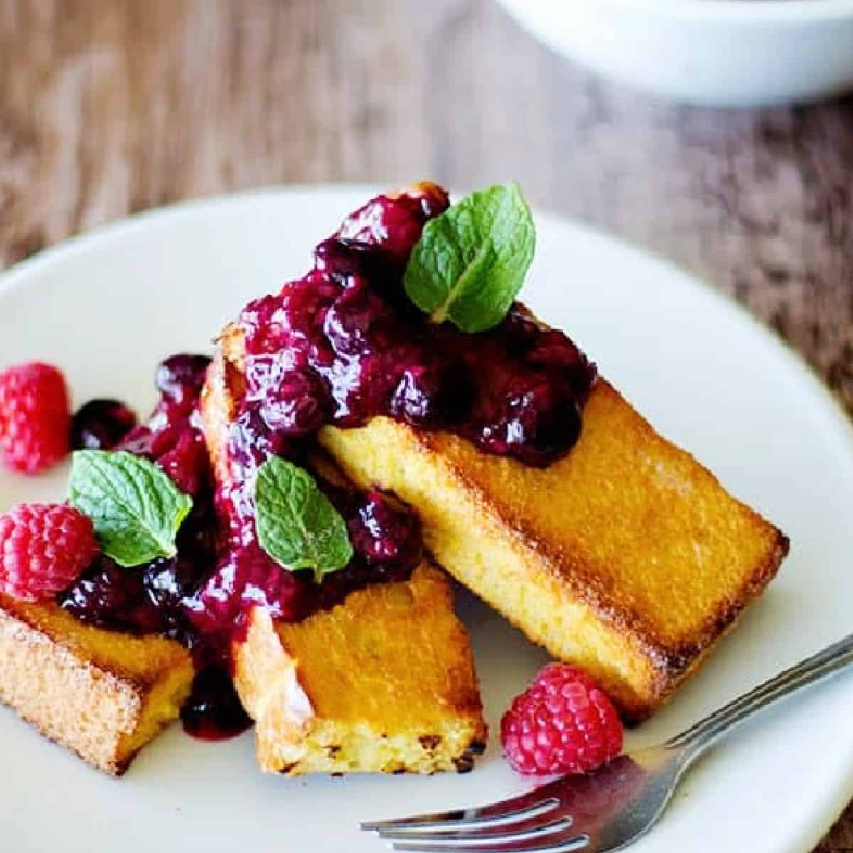 This baked French toast with Berry compote, which is homemade, is all you need for a Sunday morning! Save time and energy by baking These French toasts in the oven!

