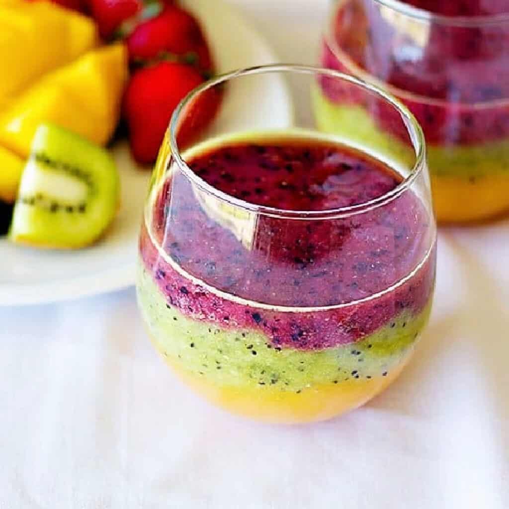 Make yourself this three layered smoothie to cool down in summer! This smoothie is a perfect way of having your family eat their daily portion of fruit!
