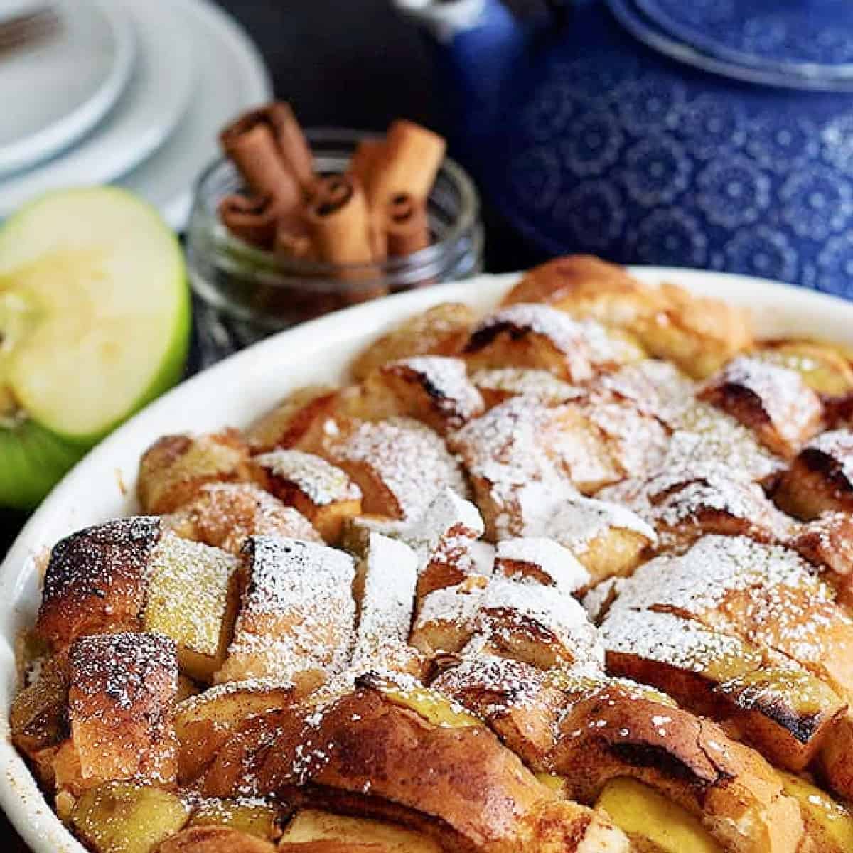 Make your mornings bright and tasty with this Apple Cinnamon French Toast Bake that is full of fall flavors. It has the flavors of an apple pie with the texture of French toast!
