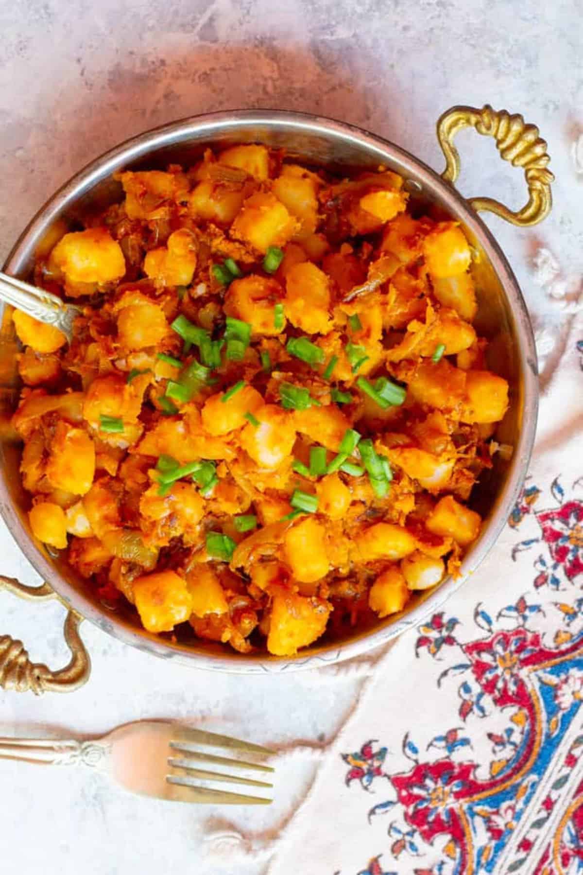 An easy recipe for fried potatoes and onions with a Persian twist. Do piazeh aloo is an Iranian vegan dish that you can make in no time with just a few ingredients. It's packed with so much flavor thanks to turmeric and spices. 
