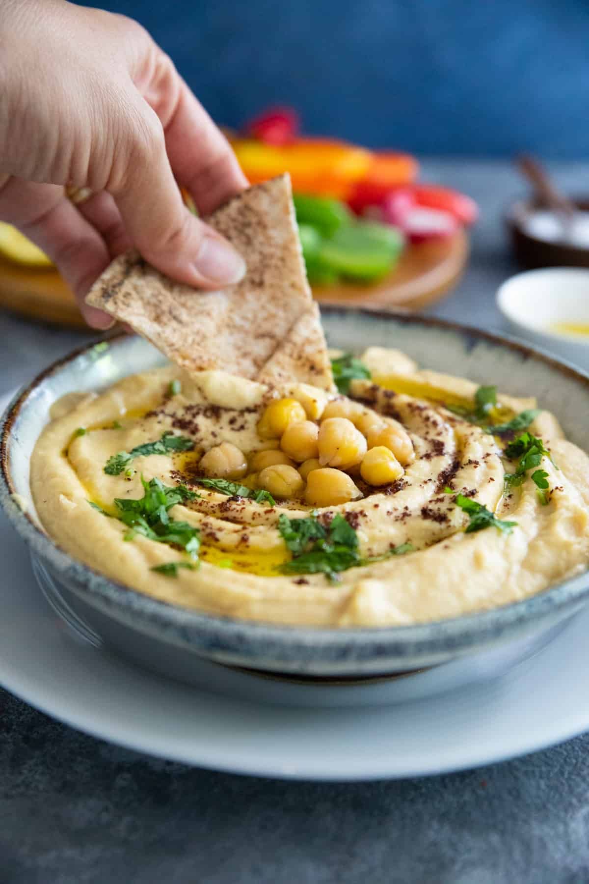This roasted garlic hummus is a garlic lover's dream! It's creamy, delicious and so easy to make, perfect as a dip or a healthy appetizer. This simple dip can be made with a handful of ingredients that you probably already have in your pantry.