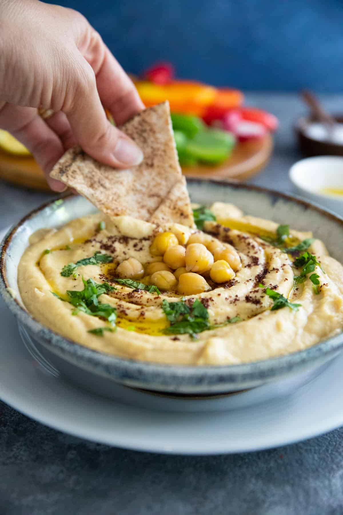 This roasted garlic hummus is a garlic lover's dream! It's creamy, delicious and so easy to make, perfect as a dip or a healthy appetizer. This simple dip can be made with a handful of ingredients that you probably already have in your pantry.
