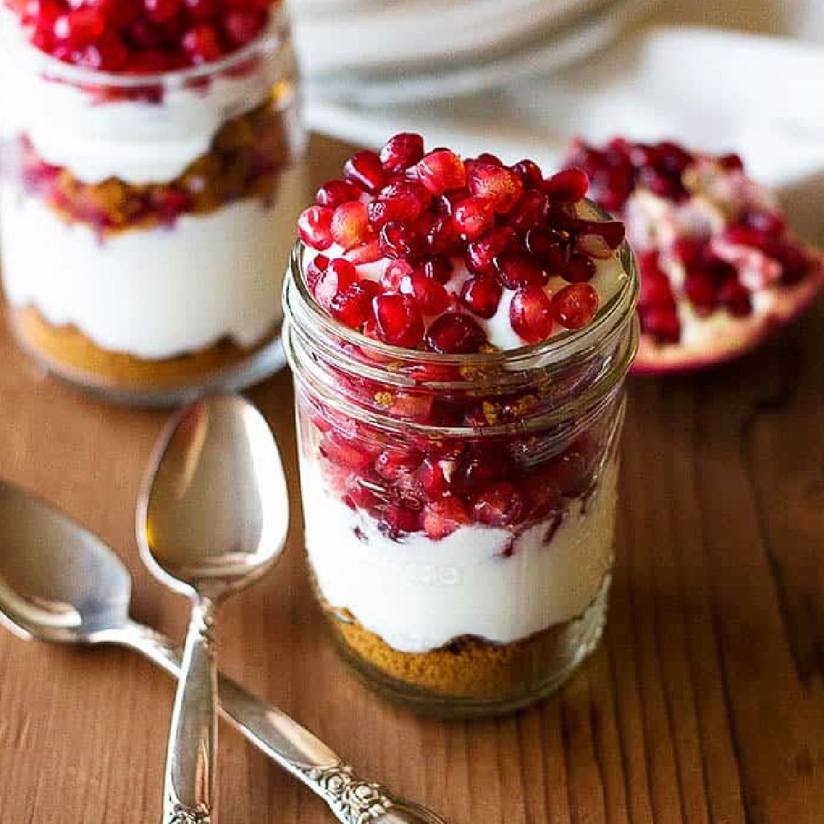 This gorgeous Pomegranate Parfait requires only 4 ingredients that you already have in your pantry, and 10 minutes of preparation! How convenient is that?
