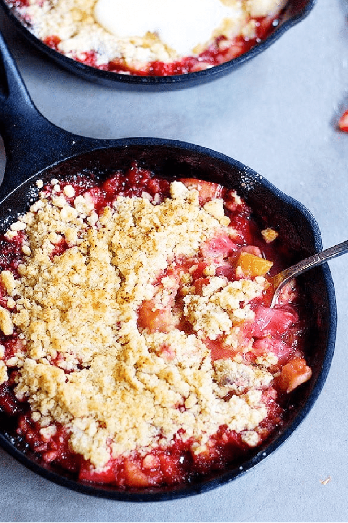 Strawberry Rhubarb Crumble is the ultimate spring dessert. Juicy strawberries and rhubarbs mixed with sugar and topped with a good crumble make this dessert delicious!
