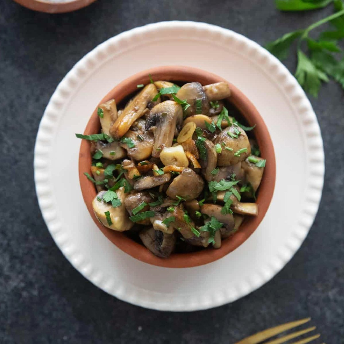 Spanish garlic mushrooms is a classic tapa that's ready in 15 minutes. It's made with 4 ingredients and is naturally vegan. Serve with some toasted crusty bread for the ultimate tapas experience!

