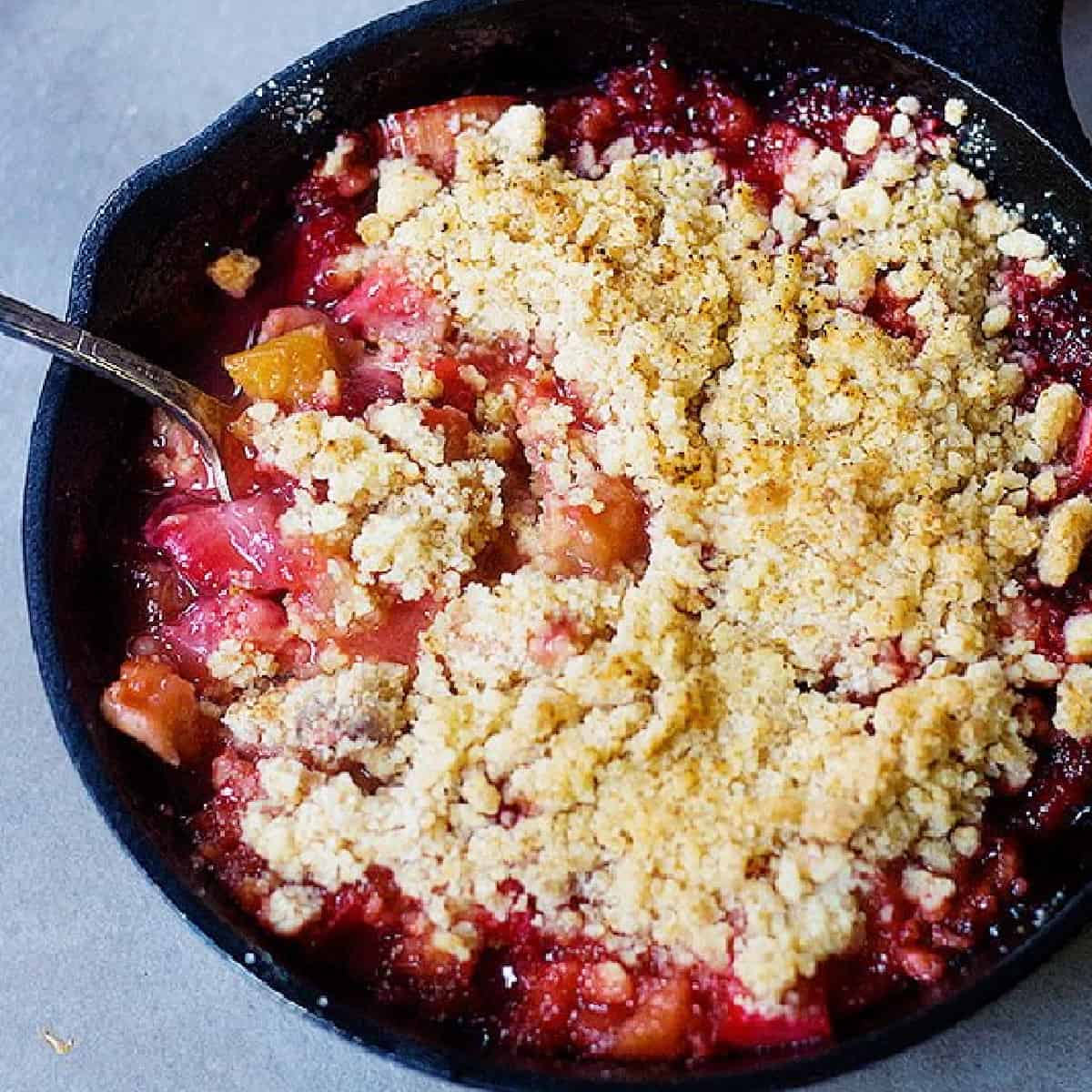 strawberry rhubarb crumble. 