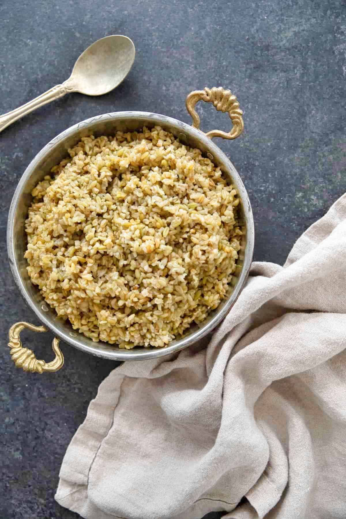 A bowl of cooked cracked freekeh.
