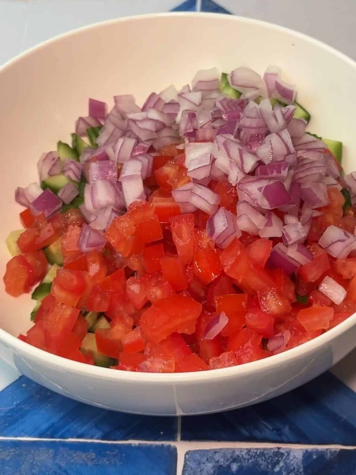 Chop the cucumbers, onions and tomatoes finely. 