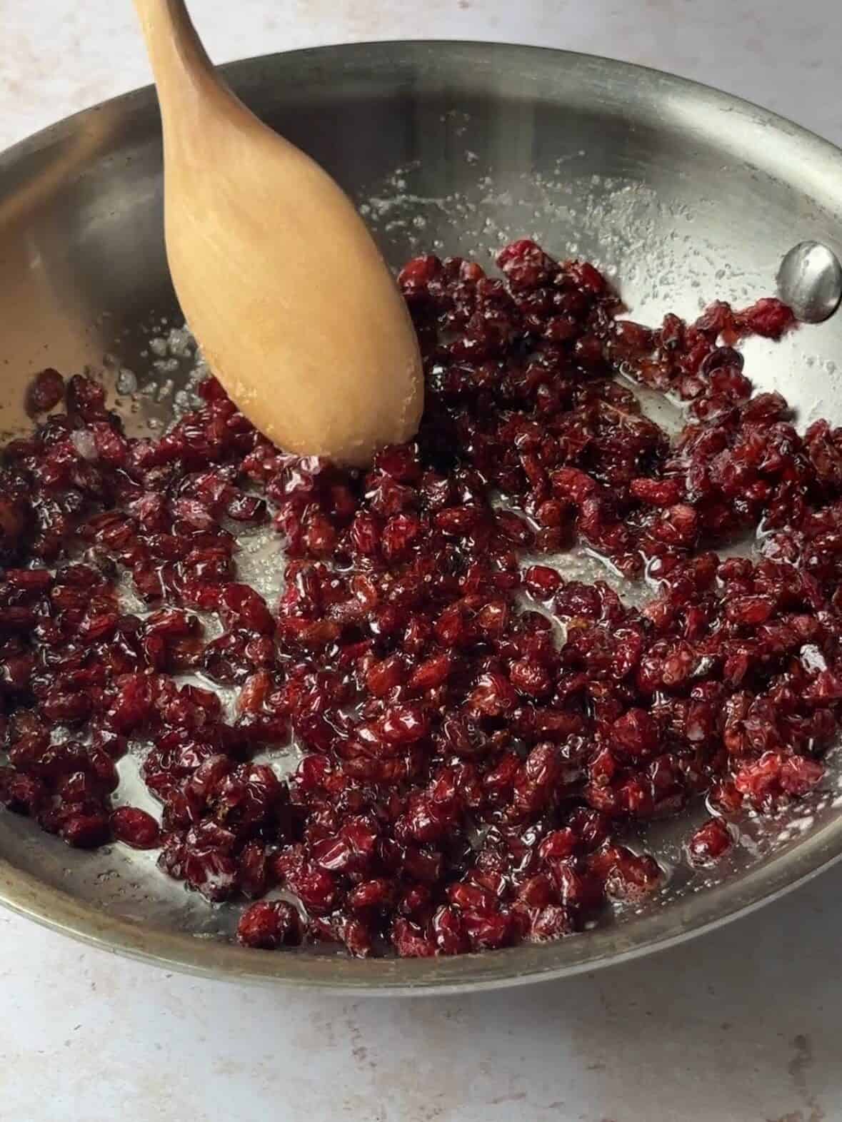 Cook the barberries in oil and butter with sugar.