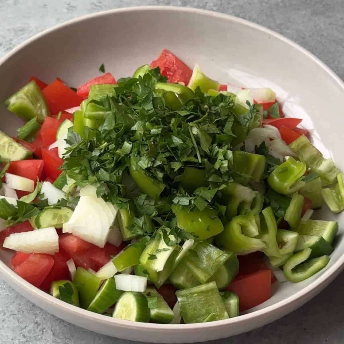 How to Make Çoban Salatası chop the parsley and add to veggies