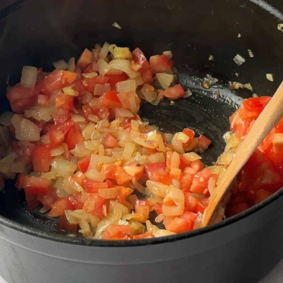 How to Make Molokhiya saute onions, garlic, and tomatoes