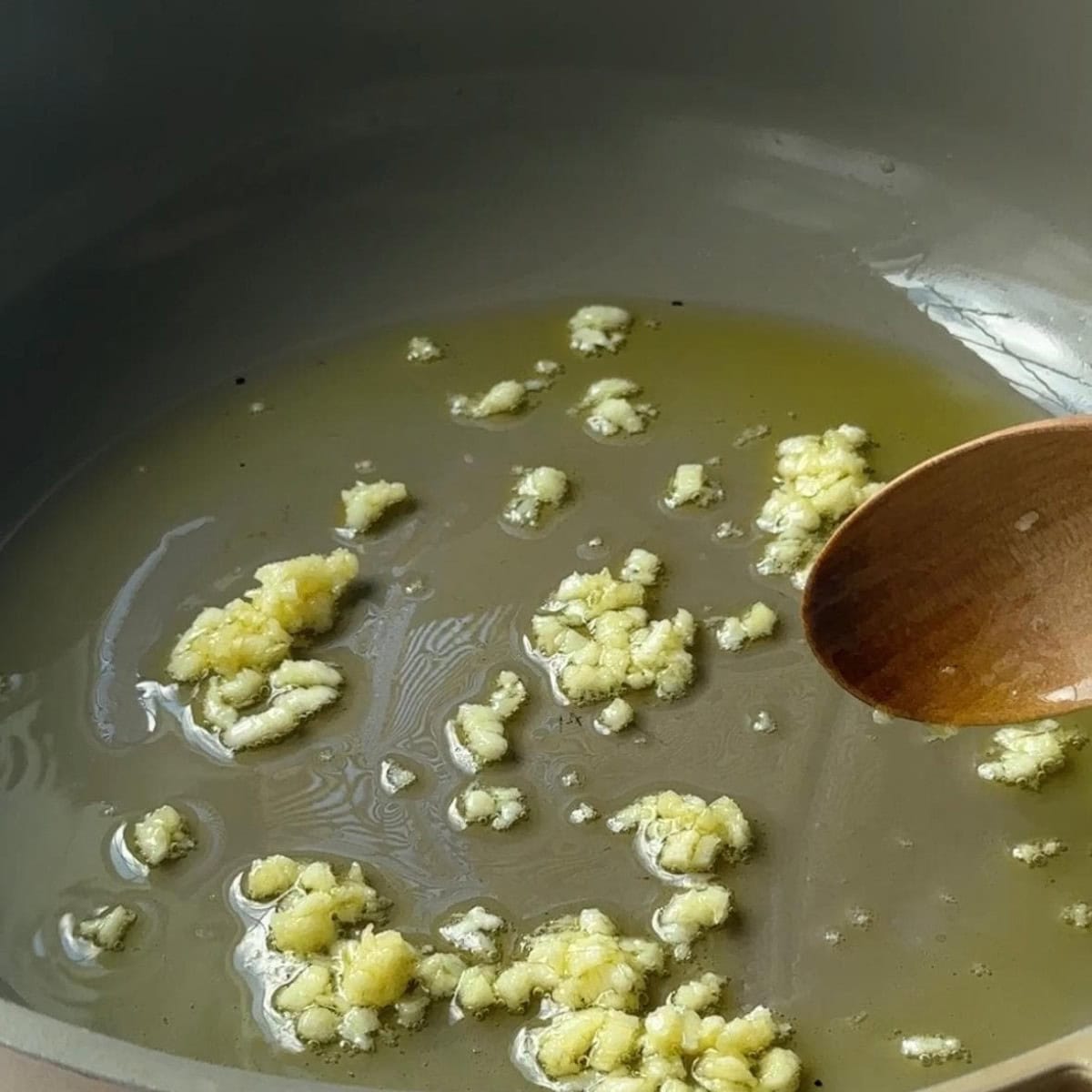 How to Make Havuç Tarator sauté garlic
