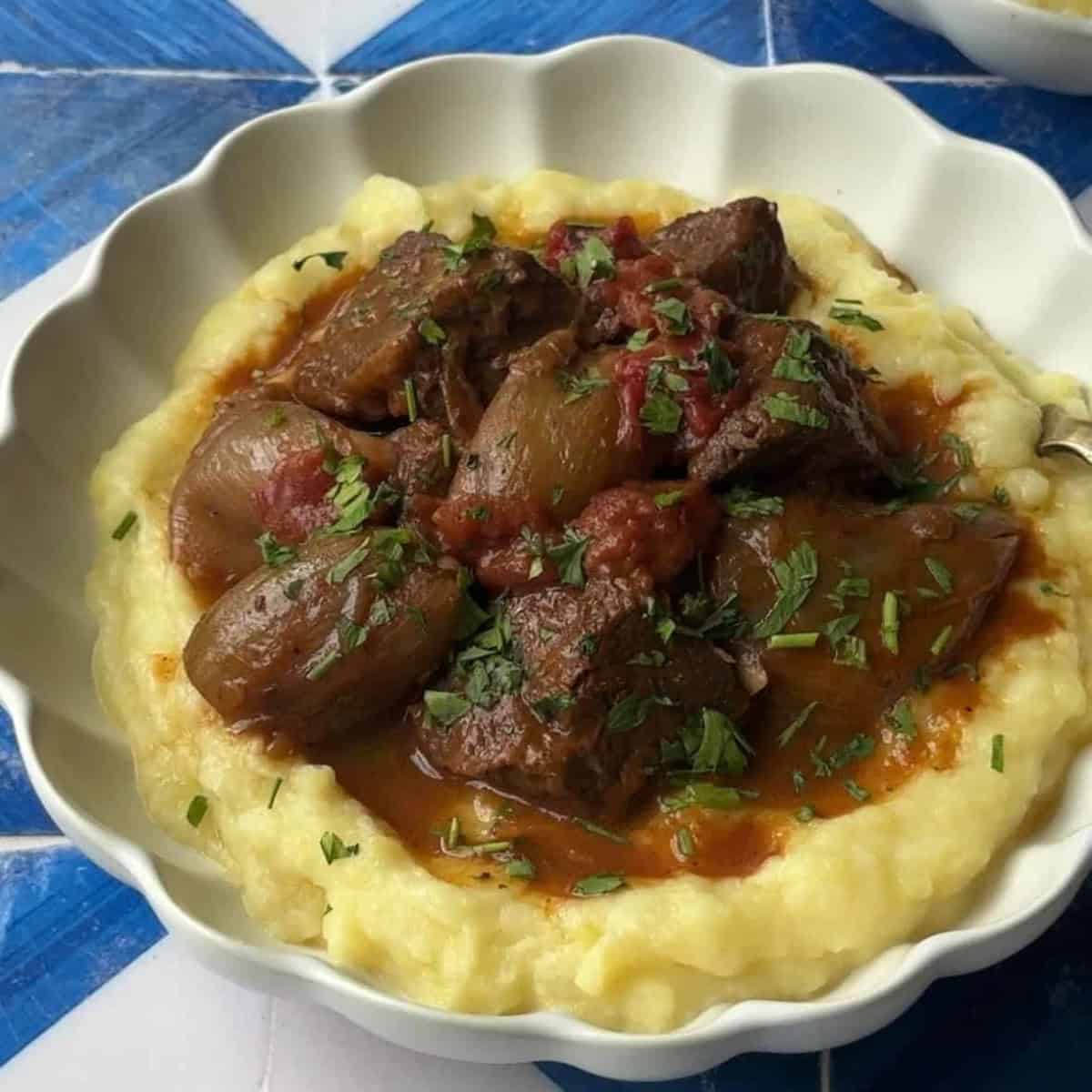 Serve stifado with mashed potatoes.