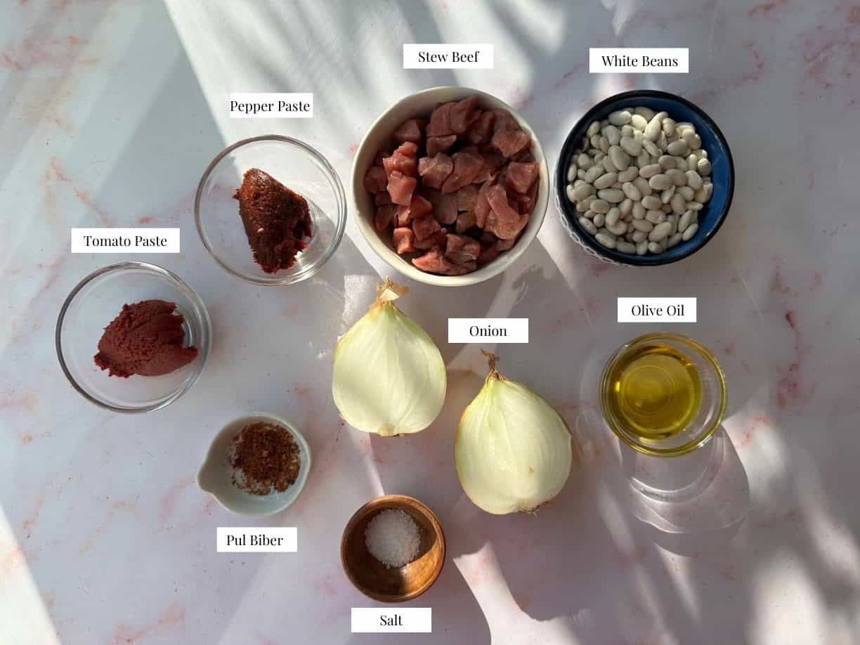 Kuru Fasulye Ingredients kuru fasulye ingredients are white beans, spices, beef, onion and olive oil.