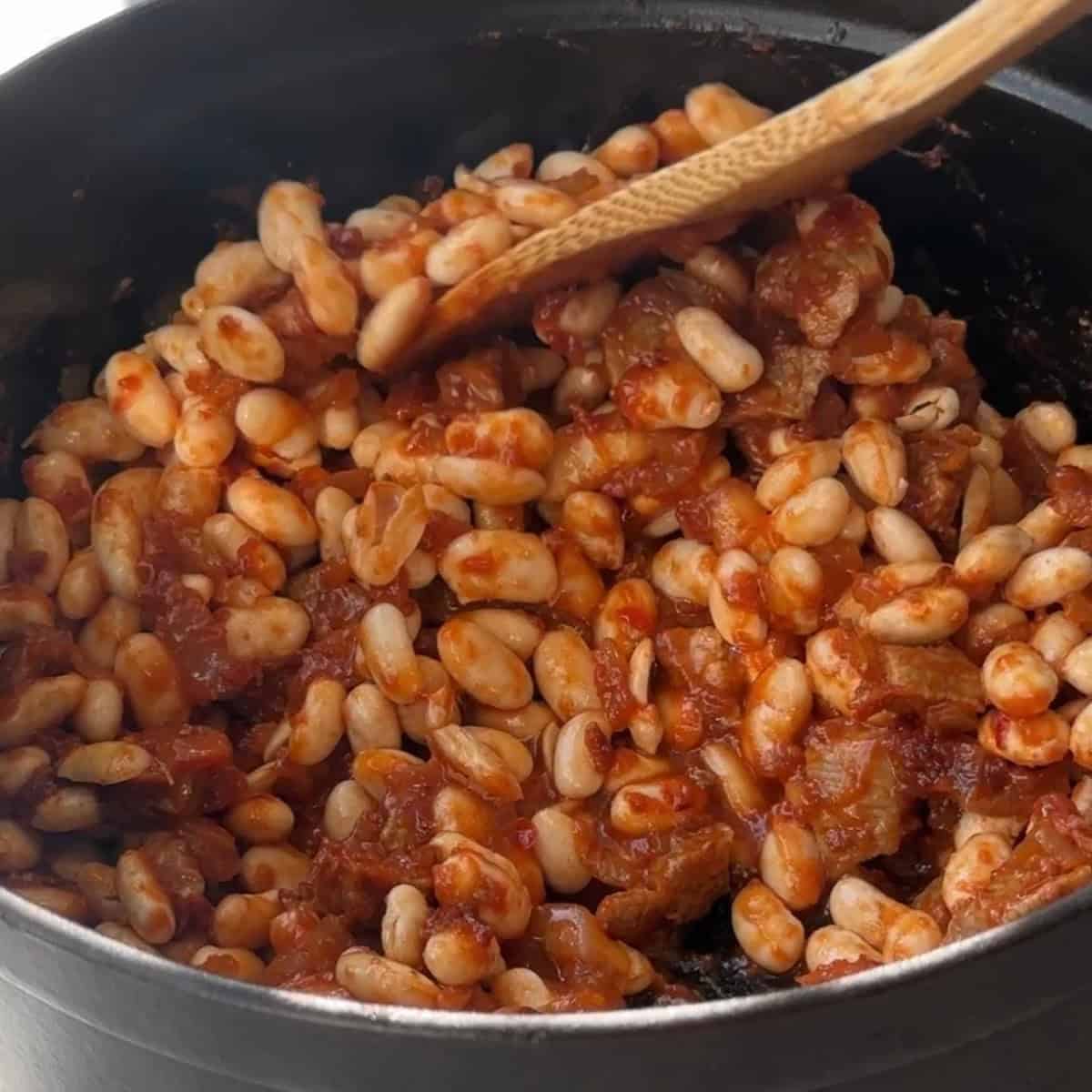 How to Make Kuru Fasulye add white beans to kuru fasulye