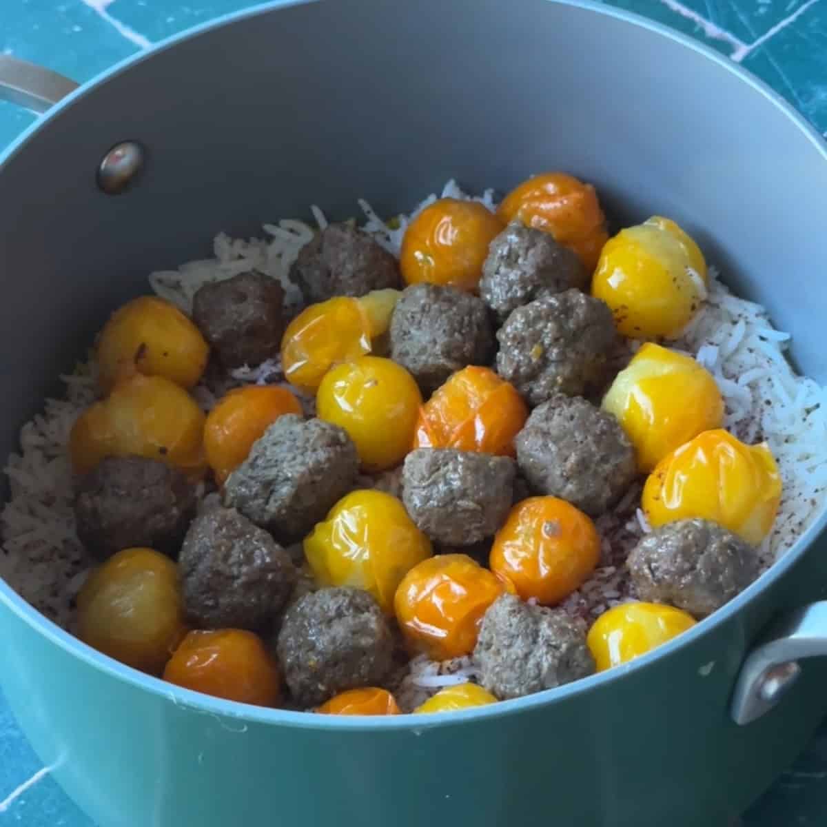 arrange tomatoes and meatballs.