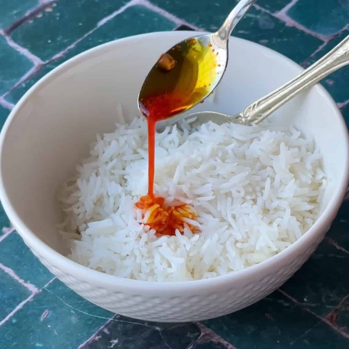 Mix the rice with saffron.