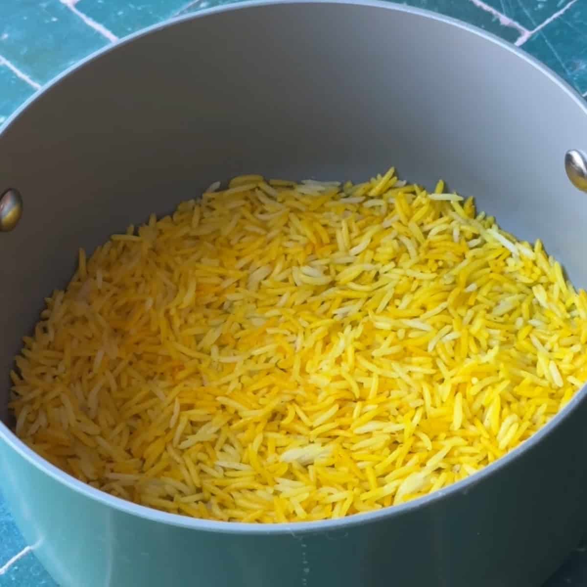 Spread the rice at the bottom of the pot.