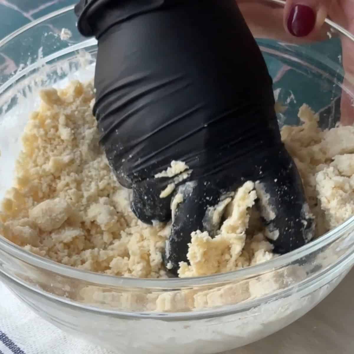 How to Make Elmali Kurabiye mix until a soft dough forms